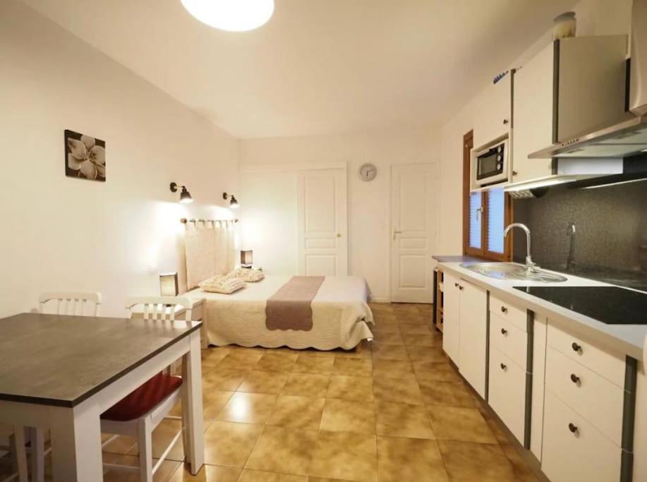 Studio Meuble Avec Terrasse Greoux-les-Bains Exterior photo